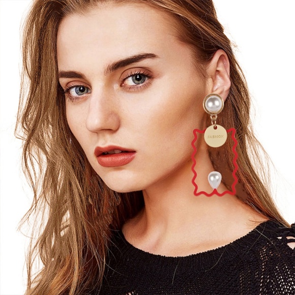 Fashion Design Pierced Earrings - Picture 2 of 2